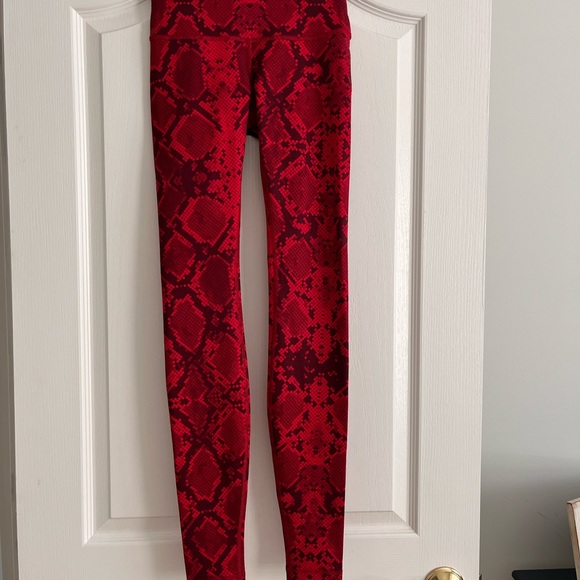 Lululemon wunder under hi-rise ziggysnake print. Color: Ride tide cranberry - Picture 7 of 16